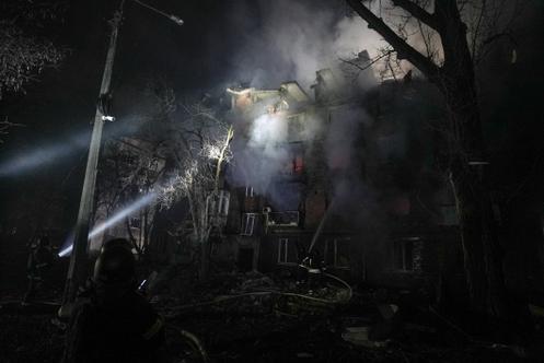 Des secouristes éteignent un incendie dans un immeuble résidentiel touché par une frappe russe, à Kryvy Rih, en Ukraine, le 8 janvier 2026.