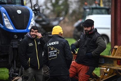 Des agriculteurs bloquent l’accès au dépôt pétrolier «&nbsp;Docks des pétroles d’Ambès&nbsp;» sur un rond-point de Bassens (Gironde), lors d’une manifestation organisée par la Coordination Rurale (CR), le 8&nbsp;janvier 2026.