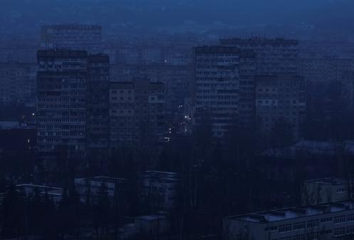 Des immeubles résidentiels plongés dans le noir, à Dnipro, en Ukraine, le 8 janvier 2026.
