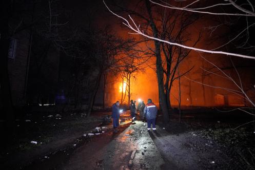 Devant un immeuble en flammes, à la suite d’une frappe russe à Kryvy Rih, en Ukraine, le 8 janvier 2026.