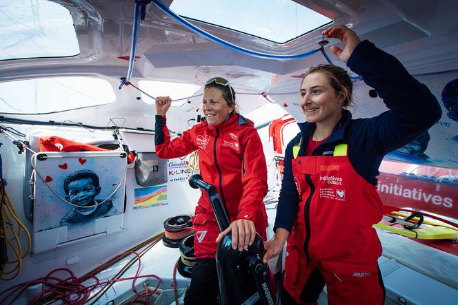 Samantha Davies et Violette Dorange à bord de l’Imoca «&nbsp;Initiatives-Cœur&nbsp;», en juin 2025.