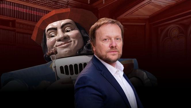 Laurent Stocker et la statue de Gargantua du parc Mirapolis, en décembre 2025.