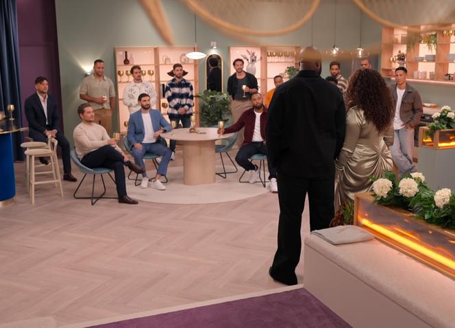 Sur le tournage de la saison&nbsp;1&nbsp;de l’émission «&nbsp;Pour le meilleur et à l’aveugle&nbsp;» («&nbsp;Love Is Blind&nbsp;» en anglais), diffusée depuis septembre 2025&nbsp;sur Netflix.