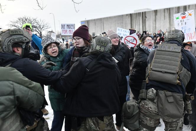 Affrontement entre des manifestants et des agents fédéraux, à Saint Paul (Minnesota), aux Etats-Unis, le 8&nbsp;janvier 2026.