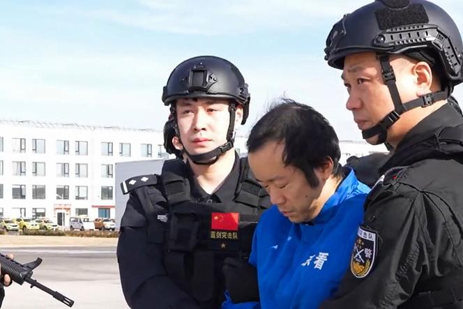 Chen Zhi (au centre) escorté à Pékin, capture d’écran d’une vidéo non datée, publiée par le ministère de la sécurité publique chinois, le 8 janvier 2026.