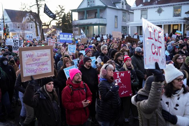 Lors d’une veillée en hommage à Renee Nicole Good, à Minneapolis (Minnesota), aux Etats-Unis, le 7 janvier 2026.