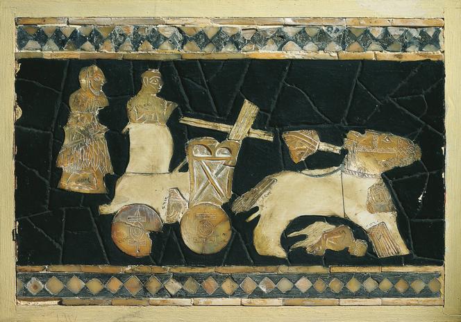 Incrustation de nacre et d’ivoire représentant un char de guerre tiré par deux chevaux piétinant un ennemi. Objet provenant du site archéologique de Mari (aujourd’hui Tell Hariri), en Syrie. Civilisation assyrienne, IIIᵉ millénaire avant J.-C. Au Musée national de Damas. 