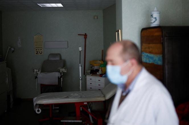 La salle de consultation d’un médecin généraliste à Fougères (Ille-et-Vilaine), en février 2022.