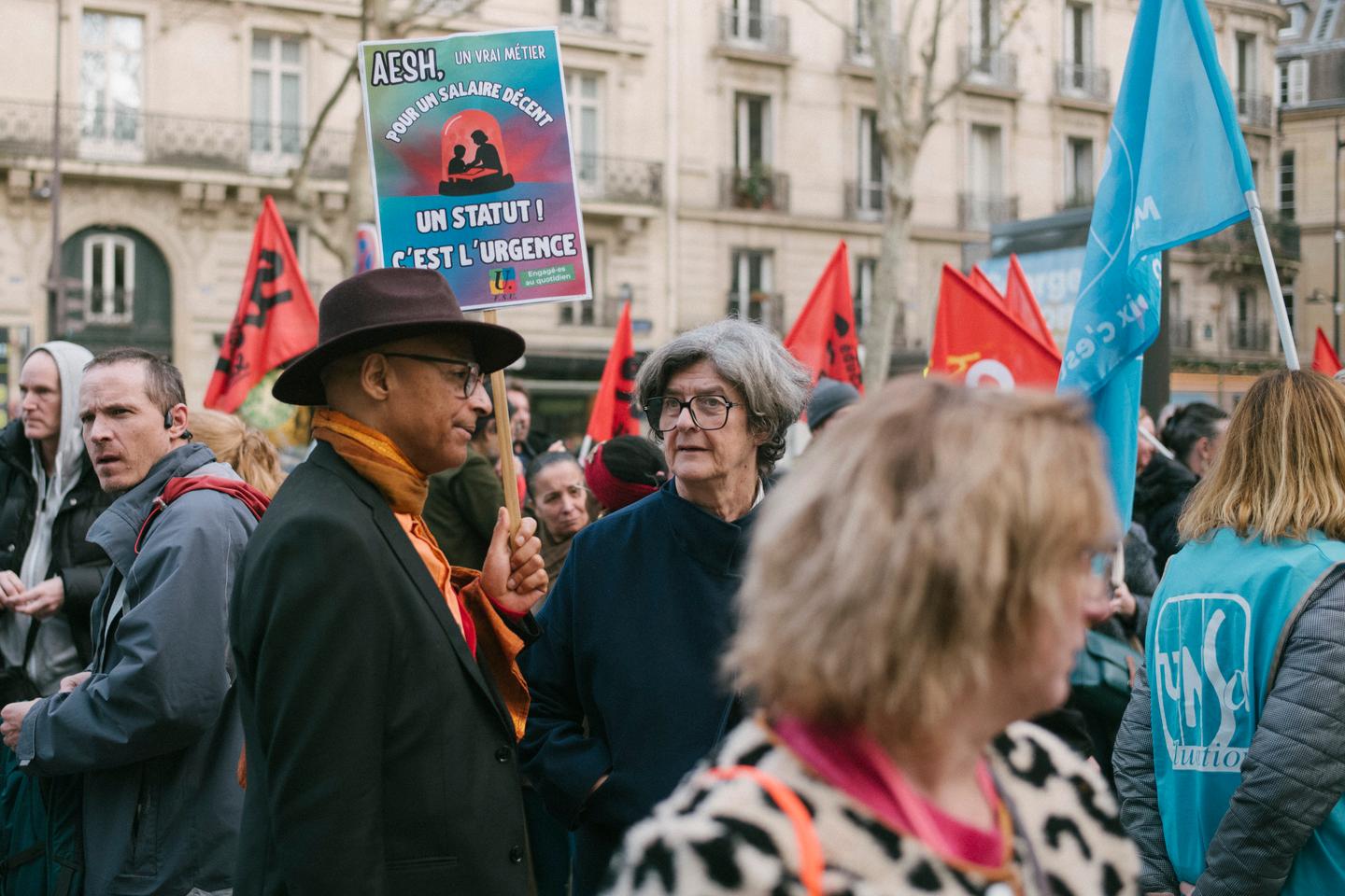 Ecole inclusive : le Sénat ferme la porte à un statut de fonctionnaire pour les AESH
