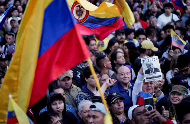 Manifestation de soutien au président colombien, Gustavo Petro, et contre la politique de Donald Trump en Amérique latine, à Bogota, le 7&nbsp;janvier. Sur l’affiche, la photo du président américain avec la mention « recherché  ».