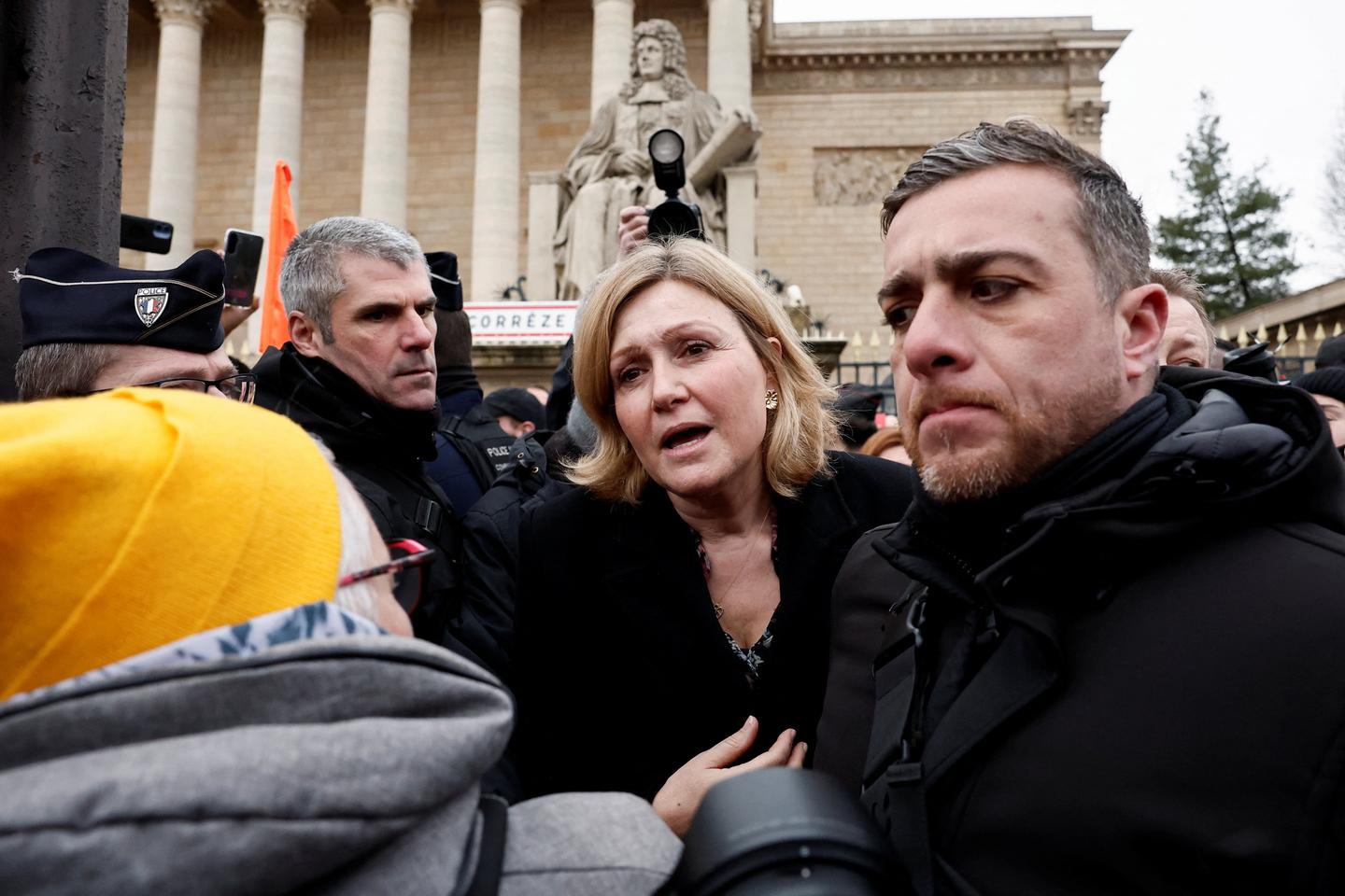 Vidéo. En images : Yaël Braun-Pivet huée par les agriculteurs