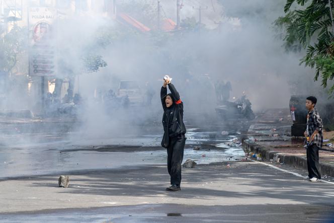 Un médecin lève les bras pour ne pas être abattu par la police, lors d’une manifestation à Denpasar (Indonésie), le 30 août 2025.