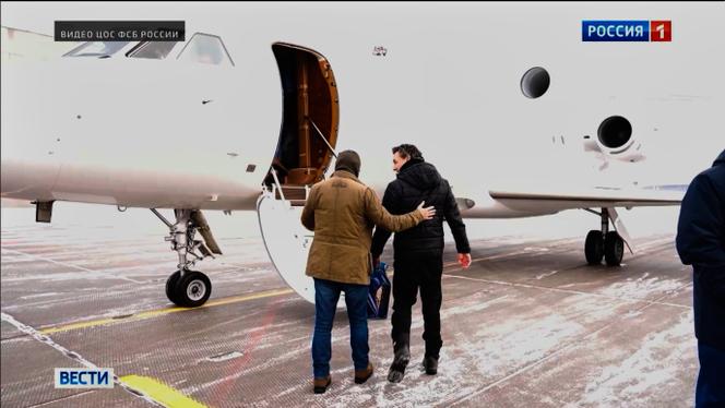 Sur cette image, diffusée par le Service fédéral de sécurité russe (FSB) via la chaîne Russia-1&nbsp;le 8&nbsp;janvier 2026, on aperçoit le chercheru français Laurent Vinatier (à droite) après sa libération de prison, dans le cadre d’un échange de prisonniers avec la France.
