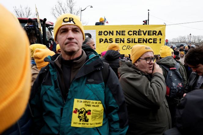 Des agriculteurs membres de la Coordination rurale, devant l’Assemblée nationale, à Paris, le 8&nbsp;janvier 2026.