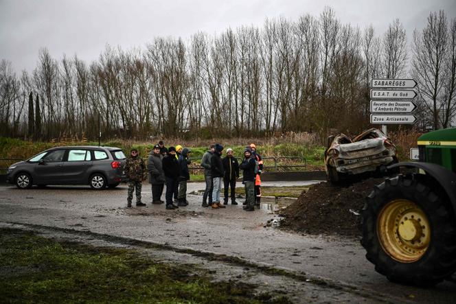 Avec leurs tracteurs, des agriculteurs bloquent l’accès au dépôt pétrolier de Bassens, au nord de Bordeaux, le 8 janvier 2026.