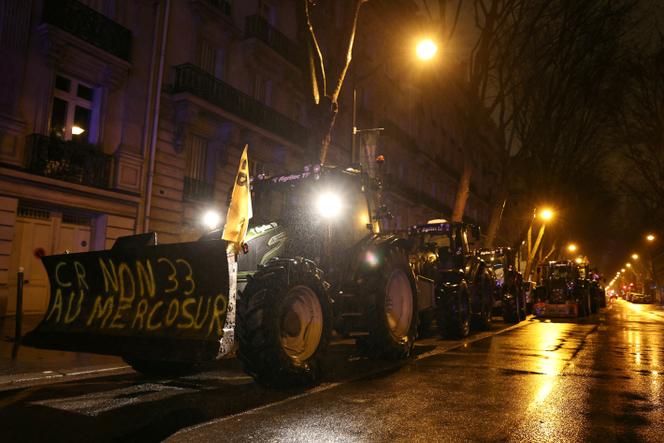 Des tracteurs de la Coordination rurale stationnés non loin de la tour Eiffel, à Paris, le 8&nbsp;janvier 2026.