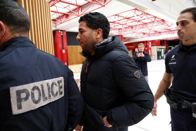 Hassen Hammou, escorté par des policiers, au tribunal judiciaire de Marseille, le 8 janvier 2026.