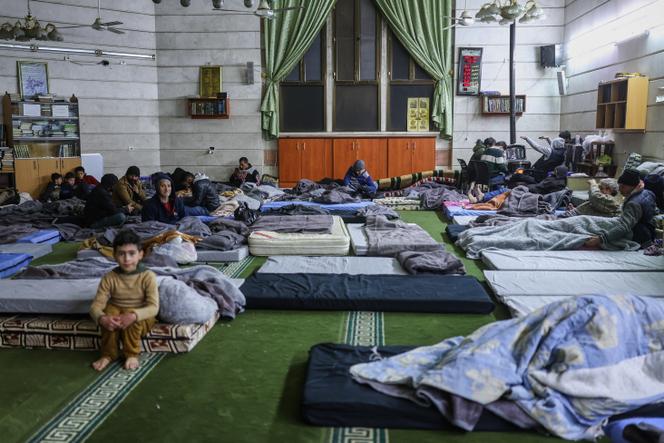 Des habitants déplacés des quartiers de Sheikh Maqsoud et Achrafieh trouvent refuge dans une mosquée à Alep, en Syrie, jeudi 8 janvier 2026. 