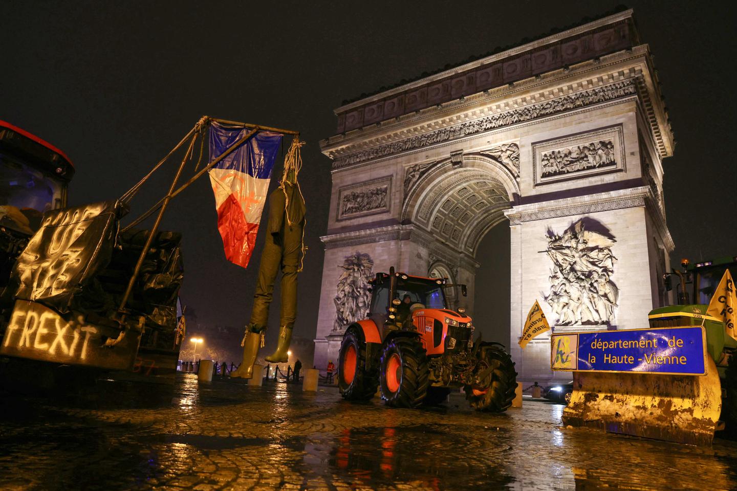 Farmers park tractors in Paris to protest Mercosur trade deal