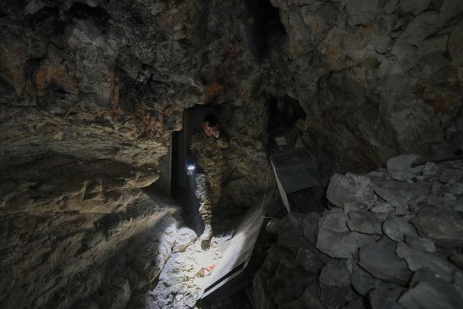 Un soldat libanais traverse un tunnel utilisé par le Hezbollah comme clinique et entrepôt, dans la vallée de Zibqin (Liban), le 28&nbsp;novembre&nbsp;2025. 