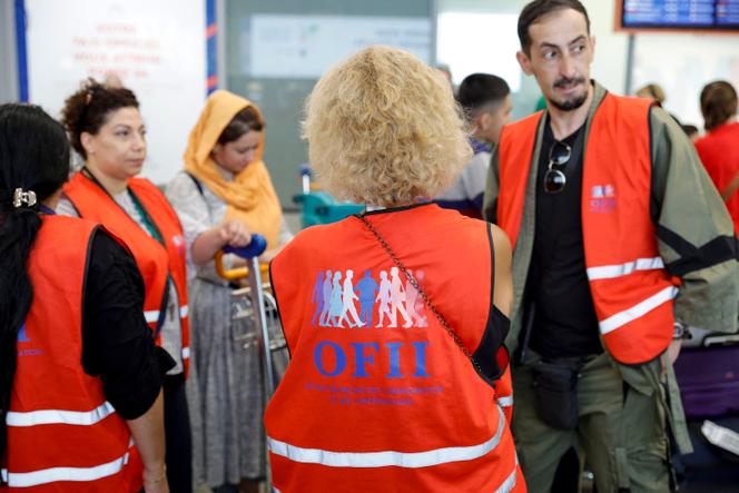 Des agents de l’Office français de l’immigration et de l’intégration (OFII) à l’aéroport Paris - Charles-de-Gaulle, à Roissy-en-France (Val-d’Oise), le 4 septembre 2023.