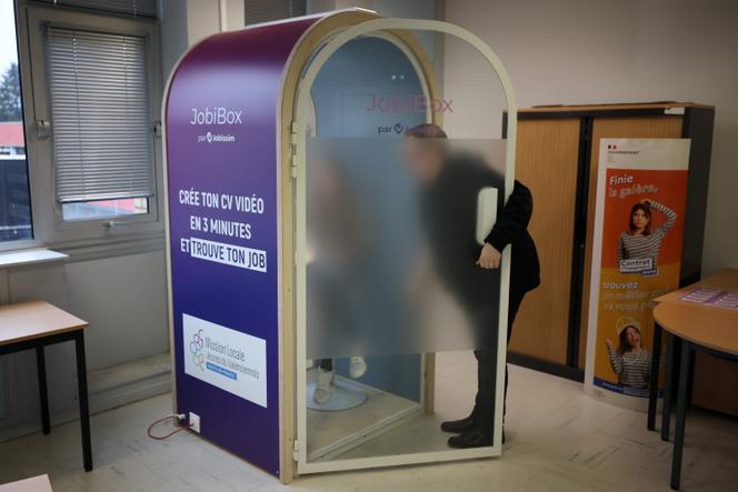 Une cabine de création de CV vidéo à la mission locale jeunes de Valenciennes (Nord), le 16&nbsp;janvier&nbsp;2025.