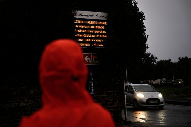 Un panneau indique une alerte rouge à Barneville-Carteret, dans la Manche, le 8 janvier 2026.