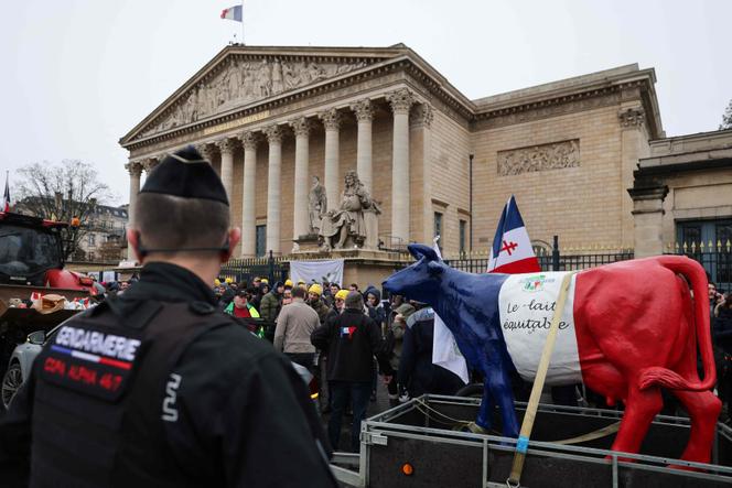Manifestation de la Coordination rurale devant l’Assemblée nationale contre l’accord de commerce entre l’UE et le Mercosur, à Paris, le 8&nbsp;janvier 2026.