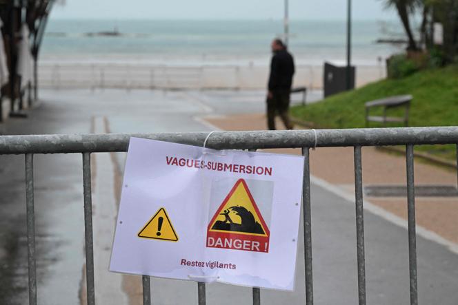 Une plage fermée  en raison d’un risque de submersion à Dinard, en Ille-et-Vilaine, le 8 janvier 2026.