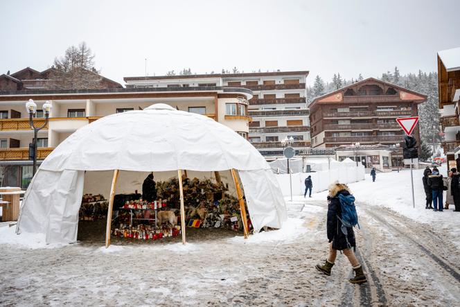 Devant le bar Le Constellation, à Crans-Montana (Suisse), le 8 janvier 2026.