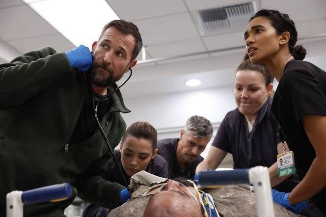 Noah Wyle (docteur Robby) et Supriya Ganesh (docteur Mohan) dans la deuxième saison de la série « The Pitt », créée par R. Scott Gemmill.