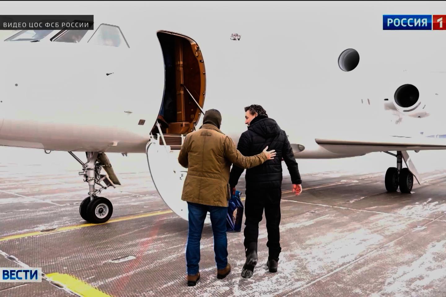 Laurent Vinatier : les images de la libération du chercheur français, détenu en Russie depuis 2024