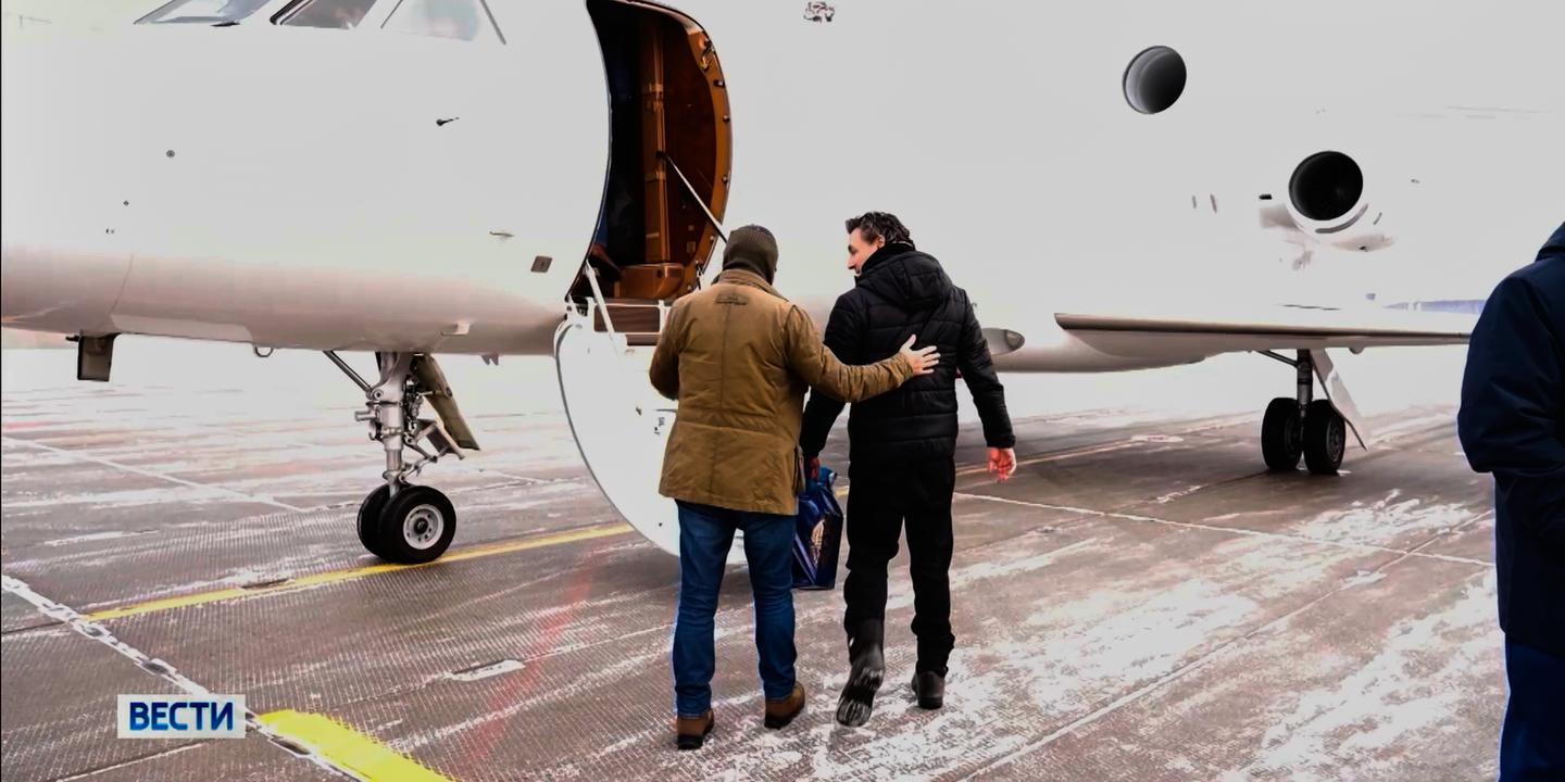 Laurent Vinatier : les images de la libération du chercheur français, détenu en Russie depuis 2024