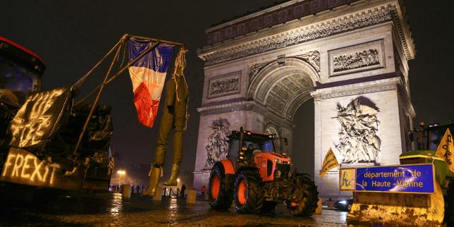 Farmers park tractors in Paris to protest Mercosur trade deal