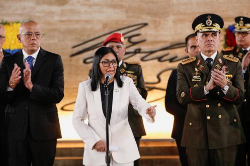 Delcy Rodriguez, présidente par intérim du Venezuela, accompagnée du ministre de la défense, Vladimir Padrino Lopez, lors de la cérémonie en hommage aux militaires et aux membres des forces de sécurité vénézuéliens et cubains tués lors de l’opération américaine contre Nicolas Maduro et son épouse. A Caracas, le 8&nbsp;janvier 2026.