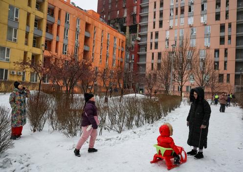 Aux abords d’un immeuble touché par une frappe de drone russe, à Kiev, le 9 janvier 2026.