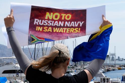 Une manifestante proteste contre la présence navale de la Russie dans le port de Simon’s Town, au Cap, en Afrique du Sud, le vendredi 9 janvier 2026.