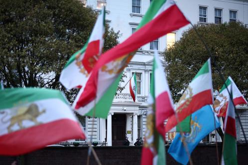 Des drapeaux iraniens d’avant la révolution de 1979, ornés du lion et du soleil, lors d’un rassemblement devant l’ambassade d’Iran, dans le centre de Londres, le 9 janvier 2026.