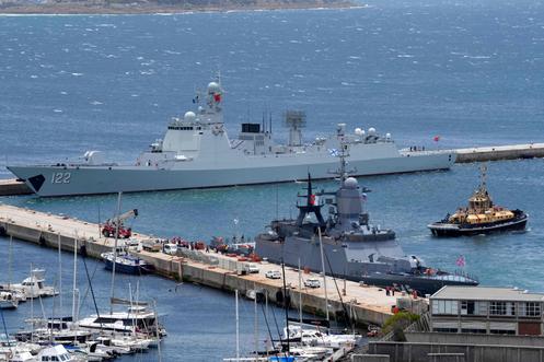 Le destroyer lance-missiles chinois « Tangshan » (en haut) et la corvette russe « Stoikiy » (en bas) dans le port de Simon’s Town, au Cap, en Afrique du Sud, le 9 janvier 2026.