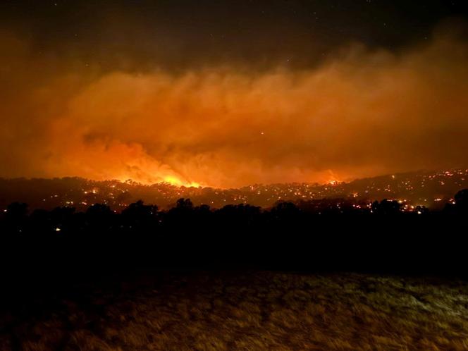 Une image mise à diposition, le 7 janvier 2026, par la brigade des sapeurs-pompiers de Wandong montre un incendie embrasant le ciel nocturne près de Longwood, dans l’Etat de Victoria (Australie).
