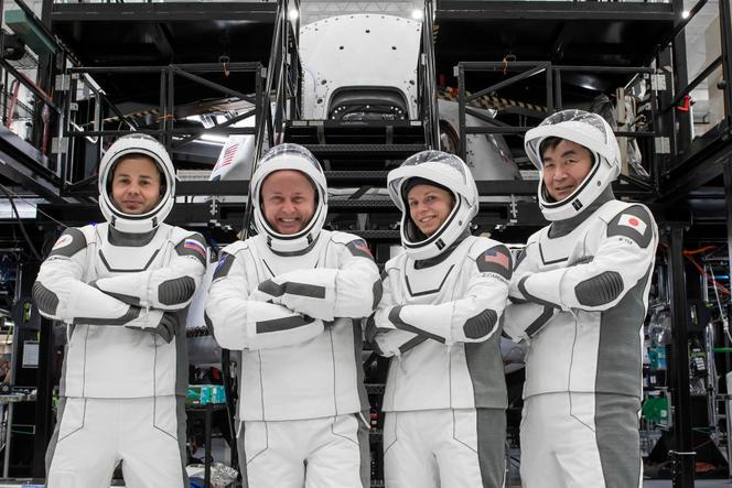 L’équipage de la mission SpaceX Crew-11 de la NASA lors d’une séance d’entraînement avant son voyage vers la Station spatiale internationale, dans les installations de SpaceX, en Floride, le 3 juillet 2025. De gauche à droite : Oleg Platonov, Mike Fincke, Zena Cardman et Kimiya Yui.