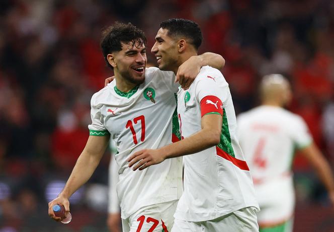 Les Marocains Abde Ezzalzouli (à gauche) et Achraf Hakimi après la victoire des Lions de l’Atlas face au Cameroun, au stade Prince Moulay Abdallah de Rabat, lors du quart de finale de la Coupe d’Afrique des nations, le 9 janvier 2026.
