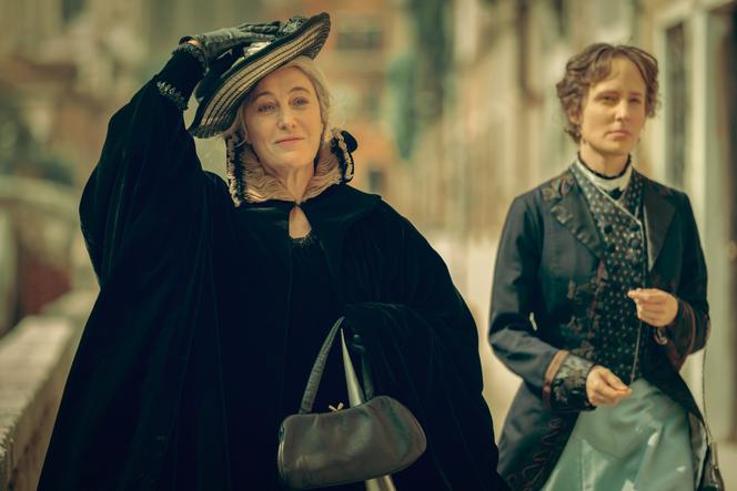 Valeria Bruni Tedeschi (Eleonora Duse) et Fanni Wrochna (Désirée von Wertheimstein) dans « Eleonora Duse », de Pietro Marcello.