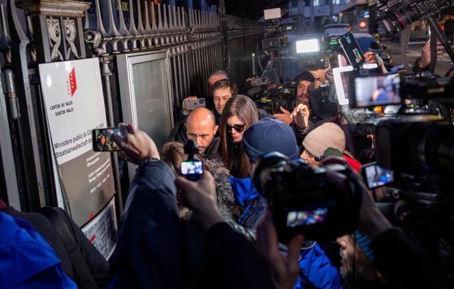 Les propriétaires du bar Le Constellation, Jacques et Jessica Moretti arrivent au ministère public du canton du Valais, à Sion (Suisse), le 9&nbsp;janvier&nbsp;2026.