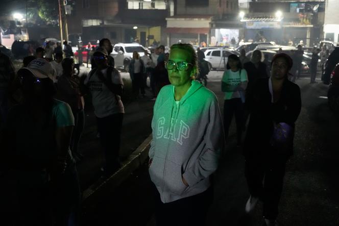Mariana Gonzalez, la fille de l’ancien candidat à la présidentielle Edmundo Gonzalez Urrutia, attend devant la prison où est détenu son mari, à Caracas, le 8 janvier 2026. 