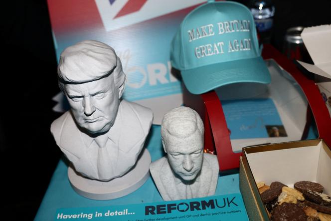 Des bustes du président américain, Donald Trump, et du leader du parti d’extrême droite Reform UK, Nigel Farage, sur un stand lors d’un rassemblement de Reform UK, à Londres, le 9 janvier 2026.