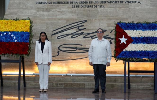 La présidente par intérim du Venezuela, Delcy Rodriguez, et le ministre des affaires étrangères cubain, Bruno Rodriguez Padilla, lors de la cérémonie en hommage aux militaires et aux membres des forces de sécurité vénézuéliens et cubains tués lors de l’opération américaine contre Nicolas Maduro et son épouse. A Caracas, le 8&nbsp;janvier&nbsp;2026.