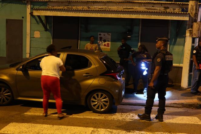 A police check in Pointe-à-Pitre (Guadeloupe), April 17, 2024.