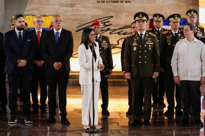 Delcy Rodriguez, présidente par intérim du Venezuela, prononce un discours aux côtés de Vladimir Padrino Lopez (à sa gauche), ministre de la défense, et Bruno Rodriguez Padilla (à droite), ministre des affaires étrangères cubain, à Caracas, le 8 janvier 2026.