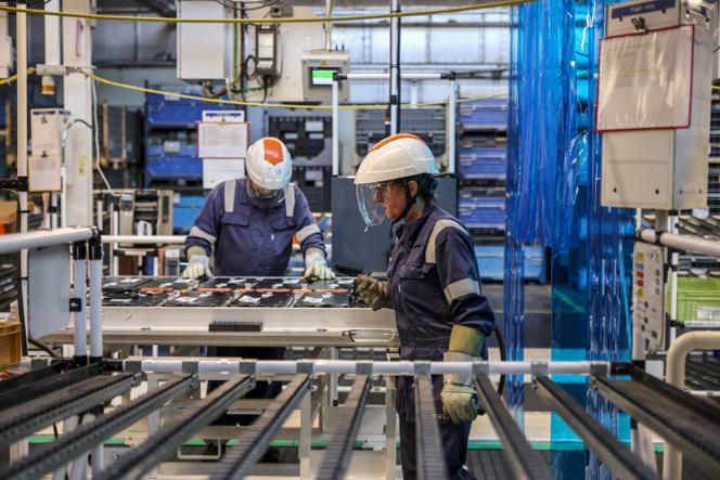 Sur la chaîne de production de la voiture électrique Peugeot e-3008, à l’usine Stellantis de Sochaux (Doubs), le 12 septembre 2023.